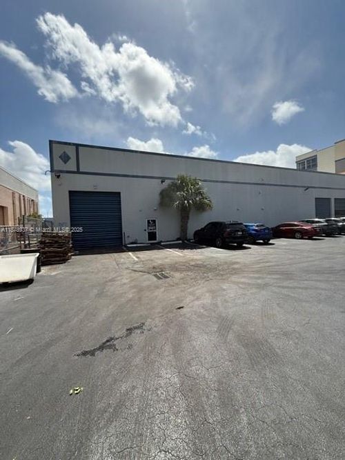 652 W Hallandale Beach Blvd, Hallandale Beach, FL, 33009-5331 | Card Image