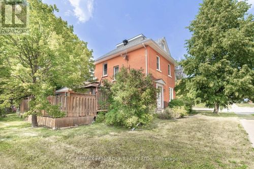 402 Christie St, Pembroke, ON, K8A4R9 | Card Image