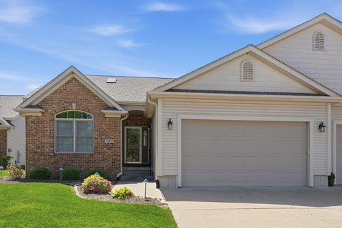 2865 Villa Ct, Bettendorf, IA, 52722-7551 | Card Image