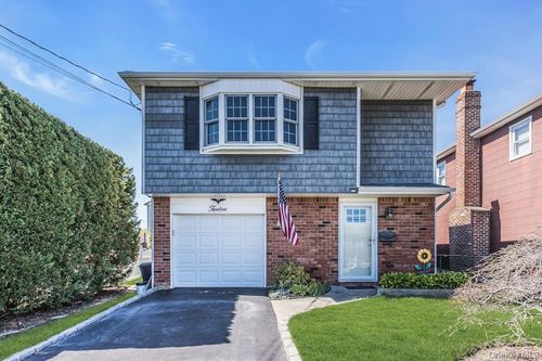 12 Spring St, Lindenhurst, NY, 11757-6237 | Card Image