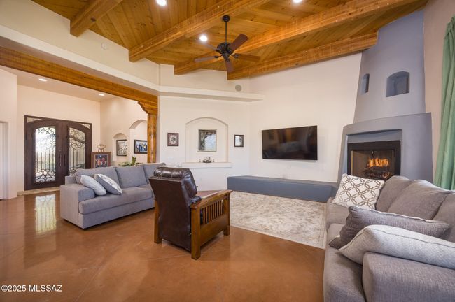 Spacious Living Area | Image 4