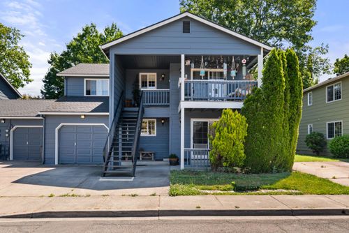 566 Village Drive, Central Point, OR, 97502 | Card Image