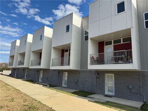 1636 S Razorback Rd, Fayetteville, AR, 72701-6307 | Card Image