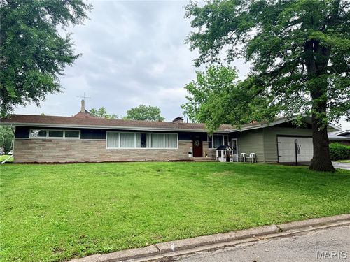 1 Crestwood Dr, Carlinville, IL, 62626-1847 | Card Image