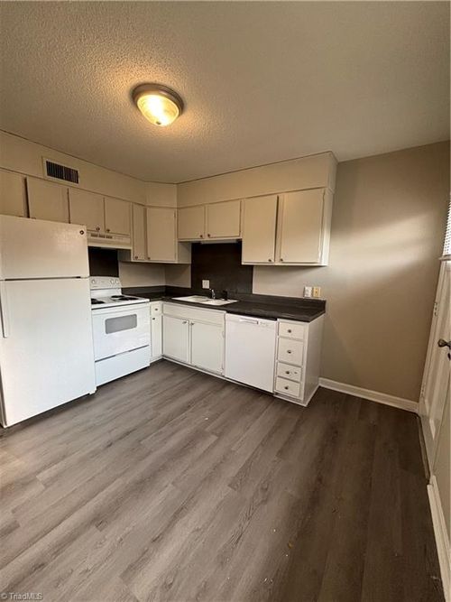 32 Forsyth St, Thomasville, NC, 27360-3913 | Card Image