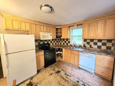 302 Weymouth Street, House other with 3 bedrooms, 1 bathrooms and 6 parking in Holbrook MA | Image 2