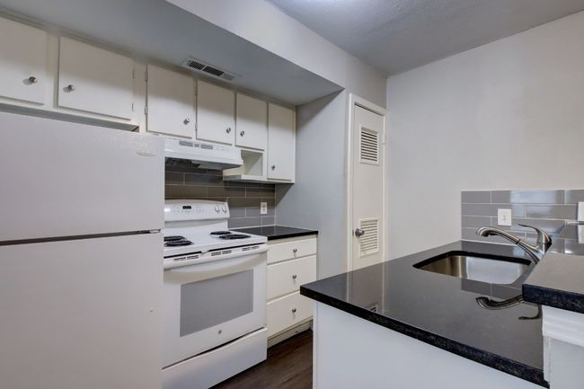 APT-109 - 303 W 40 Th St, Condo with 2 bedrooms, 1 bathrooms and 2 parking in Austin TX | Image 12