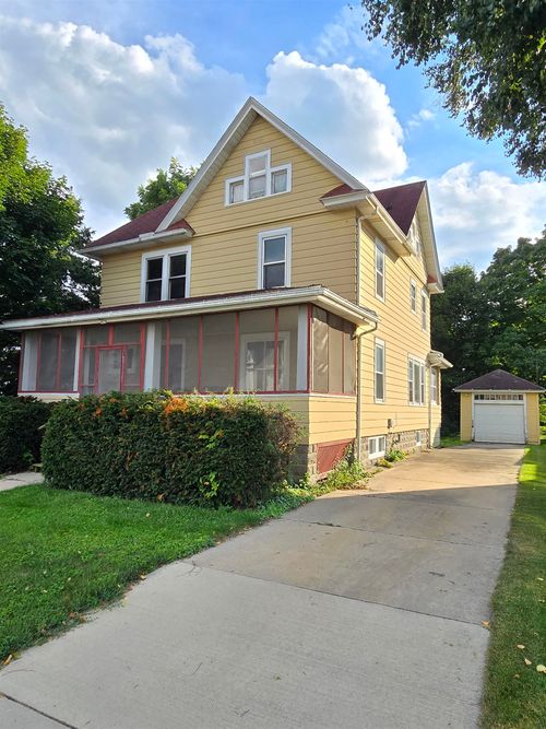 425 W James St, Columbus, WI, 53925-1372 | Card Image