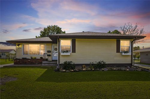 2235 1st Ave, Marion, IA, 52302-4068 | Card Image