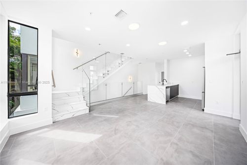 1-526 Sw 2nd St, Miami, FL, 33130-1303 | Card Image