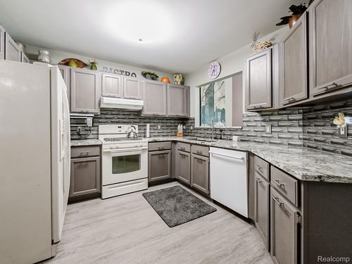 1-2591 Maple Forest Ct, Wixom, MI, 48393-1893 | Card Image