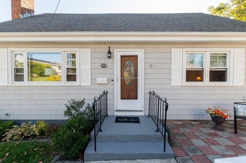 8 Siren St, Winthrop, MA, 02152-1423 | Card Image
