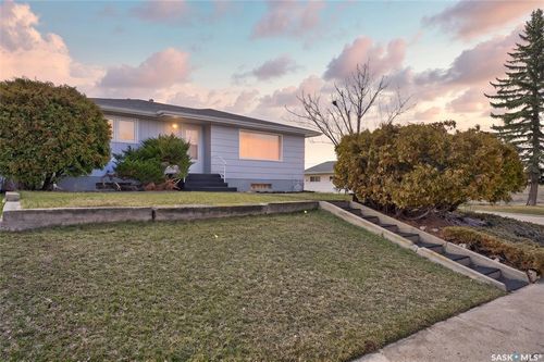 1320 Grafton Avenue, Moose Jaw, SK, S6H3S8 | Card Image