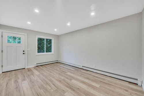 3 Auburn Ave, Bay Shore, NY, 11706-8701 | Card Image