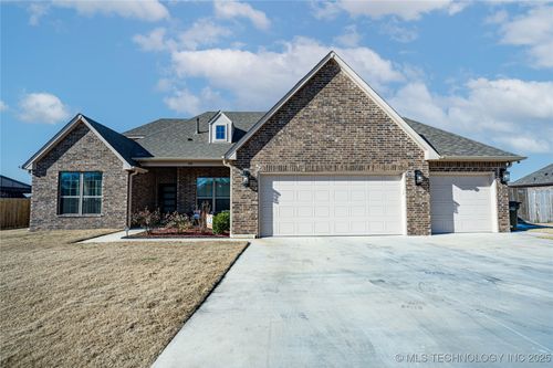182 N Phillips St, Skiatook, OK, 74070-3710 | Card Image