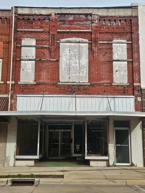 5 E Charles St, Oelwein, IA, 50662-1738 | Card Image