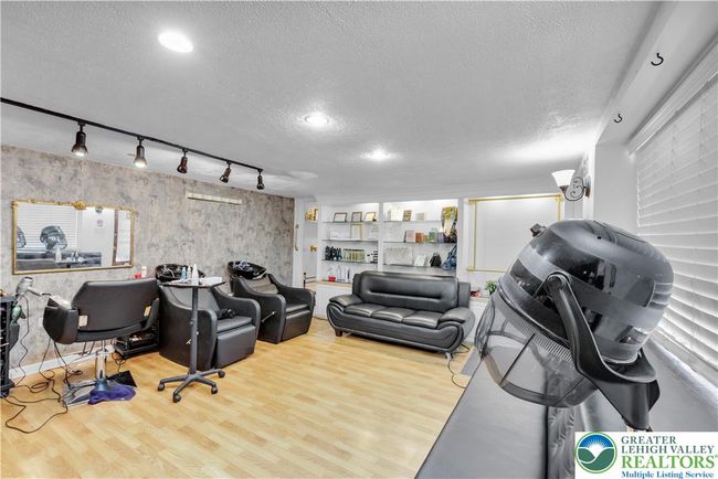 Salon | Image 30