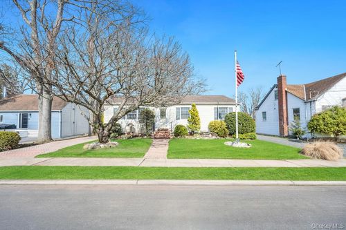 238 Centre Ave, Lindenhurst, NY, 11757-4311 | Card Image