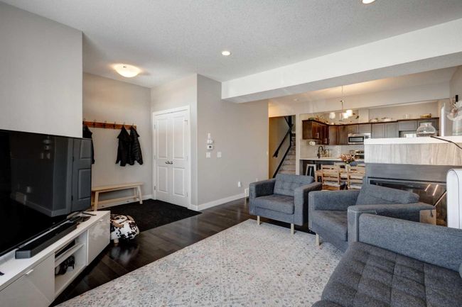 1 - 405 33 Avenue Ne, Home with 3 bedrooms, 2 bathrooms and 1 parking in Calgary AB | Image 4