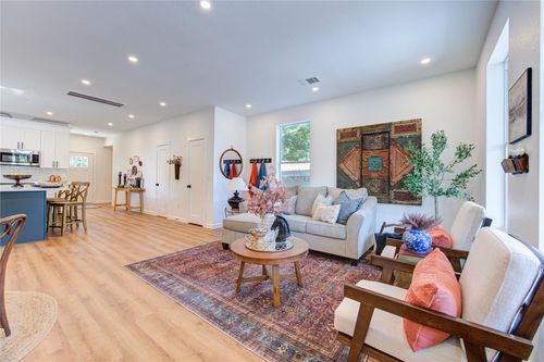 11 E Obryant St, Bellville, TX, 77418-2255 | Card Image