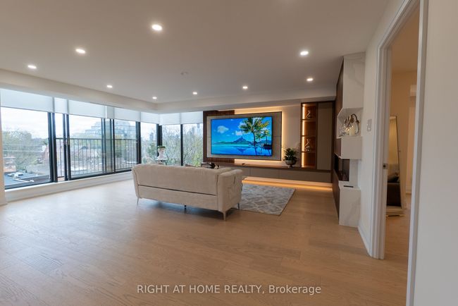 608 - 447 Walmer Rd, Condo with 3 bedrooms, 4 bathrooms and 2 parking in York ON | Image 4