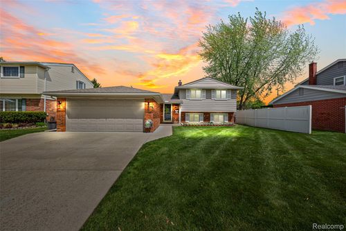 31602 Madison Ave, Madison Heights, MI, 48071-1061 | Card Image