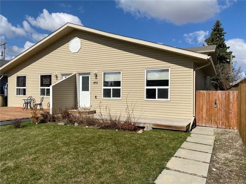 4912 54 Avenue, Home with 3 bedrooms, 2 bathrooms and 2 parking in Olds AB | Card Image