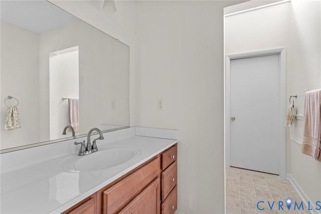 Shared hallway bathroom | Image 28