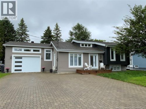 33 Av Bossé, House with 4 bedrooms, 2 bathrooms and null parking in Edmundston NB | Card Image