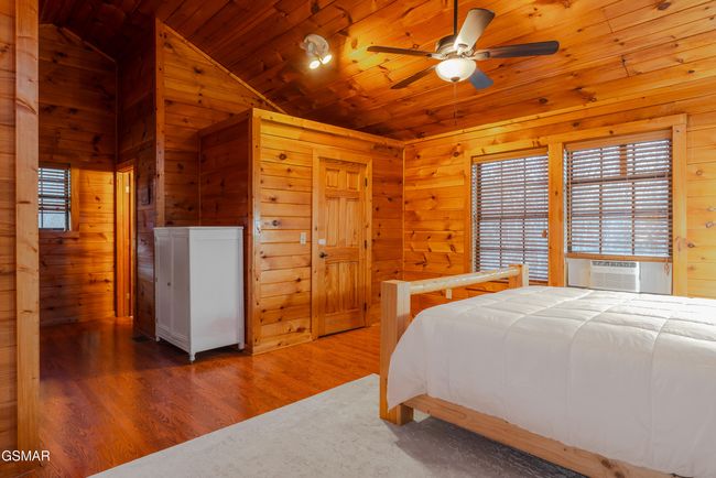 Master Bedroom Cabin 2 Walk-In Closet | Image 19