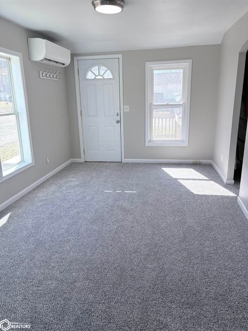 105 14th Ave E, Oskaloosa, IA, 52577-3938 | Card Image