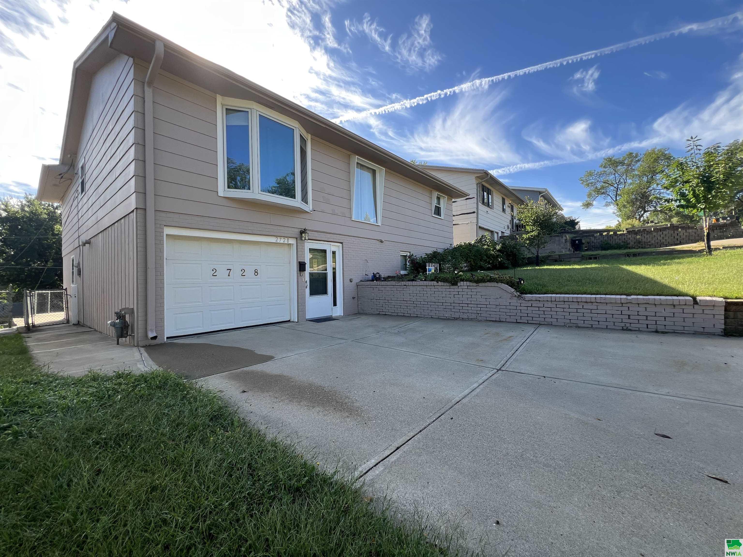 Steele St, Sioux City, IA 51106