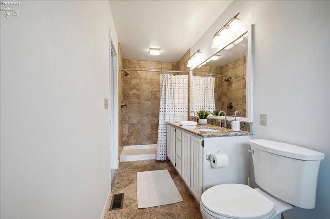608 Monument Vw, Condo with 2 bedrooms, 3 bathrooms and 1 parking in Marblehead OH | Image 18