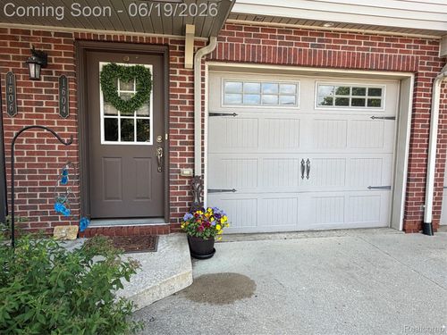 1604 Pinecroft Ln, Howell, MI, 48855-7802 | Card Image