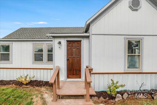 225 Oregon St, Gooding, ID, 83330-1167 | Card Image
