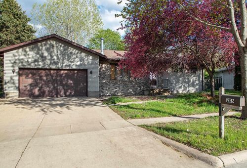 206 24th St Nw, Waverly, IA, 50677-1824 | Card Image