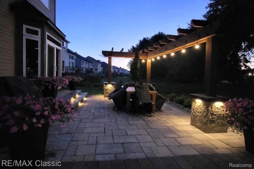 8410 Hummingbird, Commerce Twp, MI, 48382-2280 | Card Image