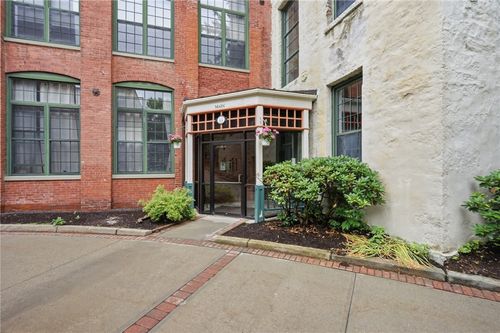216-15 Higgins St, Smithfield, RI, 02917-4034 | Card Image