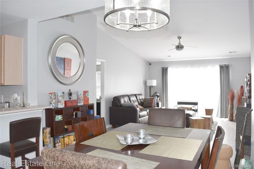 43513 Pendleton Cir, Sterling Heights, MI, 48313-1988 | Card Image