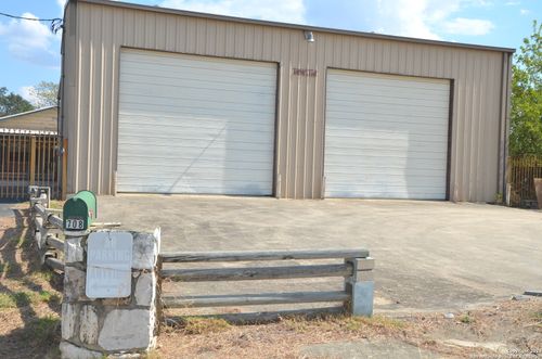 708 N Teel Dr, Devine, TX, 78016-2206 | Card Image