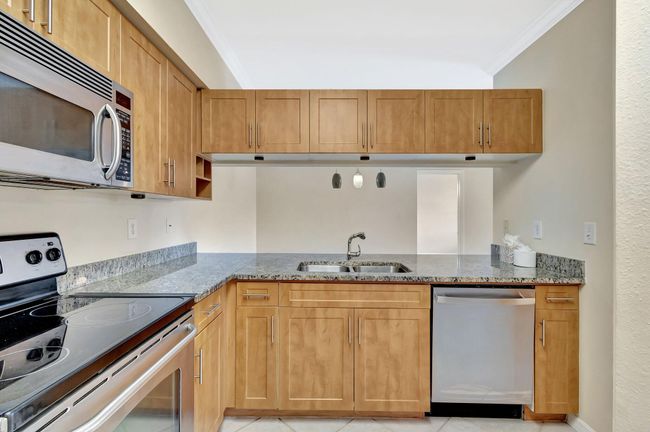 APT-302 - 6510 Emerald Dunes Dr, Condo with 2 bedrooms, 2 bathrooms and null parking in West Palm Beach FL | Image 15