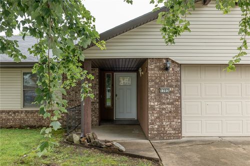 1703 Se P St, Bentonville, AR, 72712-6842 | Card Image