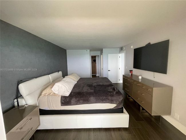 APT-1409 - 2555 Collins Ave, Condo with 2 bedrooms, 2 bathrooms and null parking in Miami Beach FL | Image 37