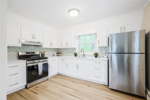 7 Maggio Ave, Westerly, RI, 02891-1701 | Card Image
