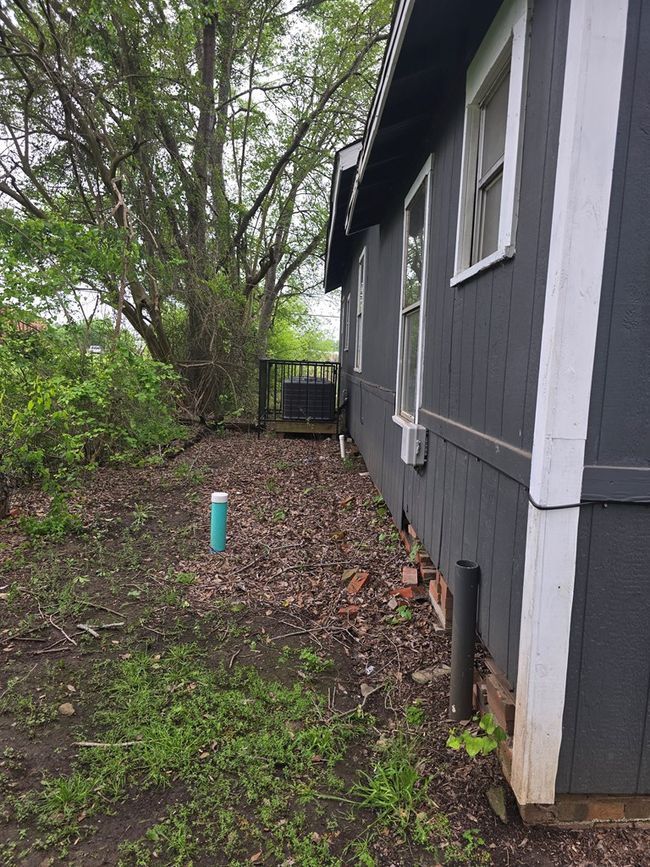 1005 S Sycamore St, Home with 3 bedrooms, 2 bathrooms and 1 parking in Crockett TX | Image 4