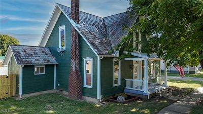 Front porch and entrance. | Image 2