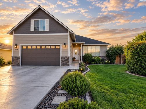 2004 Wyant Way, Grandview, WA, 98930 | Card Image
