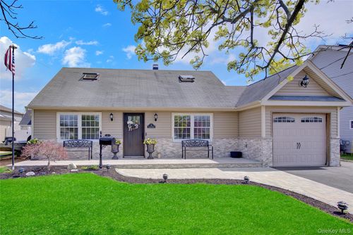 8 Carlton Drive, Oyster Bay, NY, 11758 | Card Image