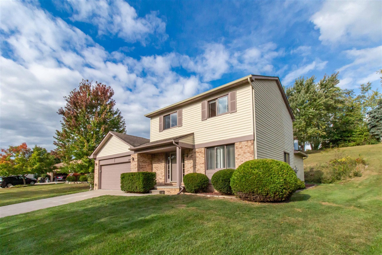 Simmons Dr, Novi, MI 48374