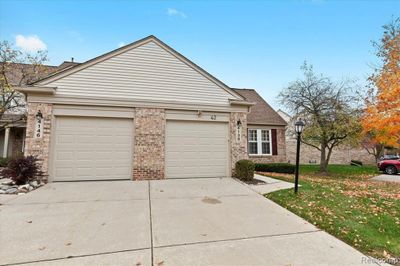 4138 Hunters Circle E, Condo with 2 bedrooms, 1 bathrooms and null parking in Canton Twp MI | Image 2